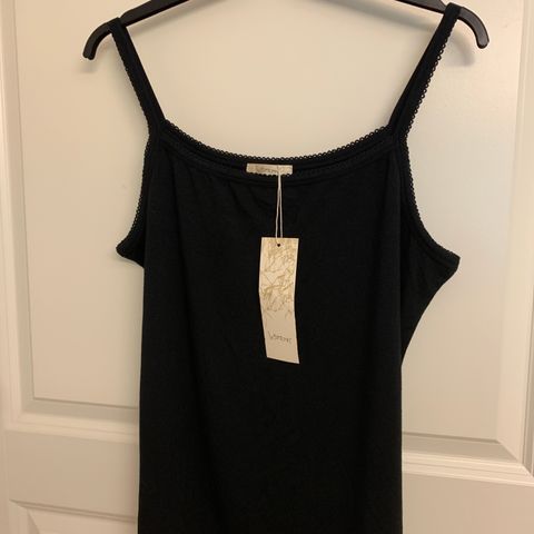 Intown. Sort fin topp( singlet)  L. viscose /elastin. Ny ubrukt..m/ merkelapp.