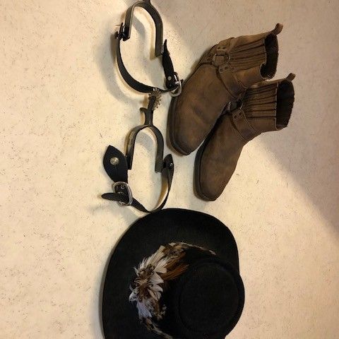Cowboyhatt, støvler og sporer selges samlet.