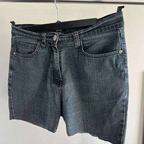 Zavanna shorts/avklipt jeans, størrelse 40