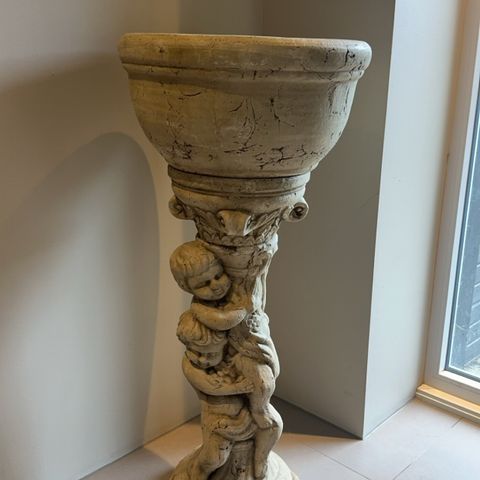 Pidestall i keramikk
