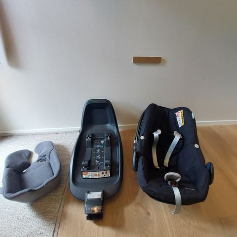 Barnesete med isofix-base og nyfødt-innlegg