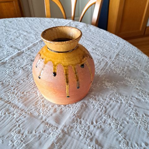 Keramikk vase laget av Anne-Marit Opstad.