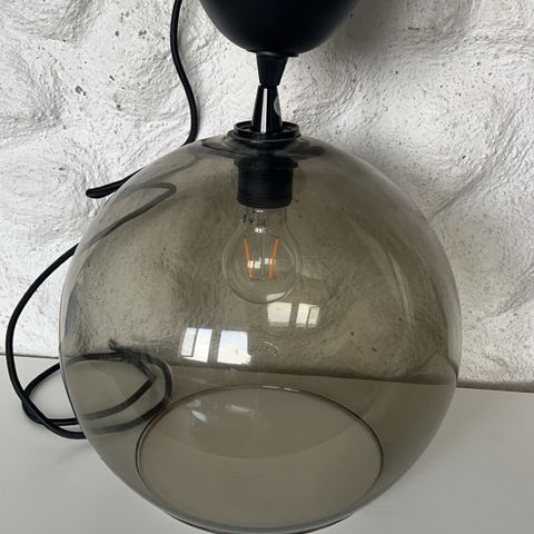 Lampe med glasskuppel til oppheng i tak