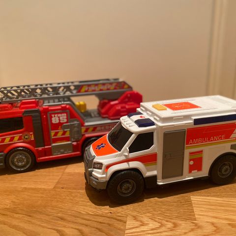Brannbil og ambulanse med lys og sirene
