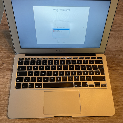 Pent brukt MacBook Air 11" til salgs - God stand!