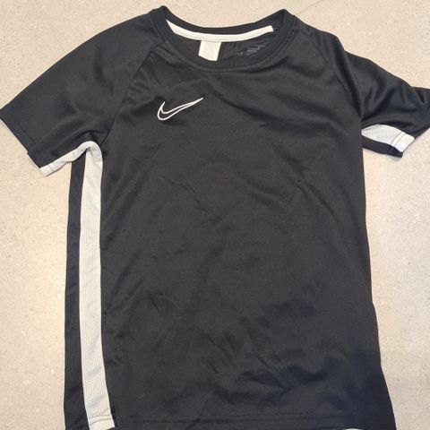 Nike dri-fit t-skjorte til barn str. M (137-147 cm)