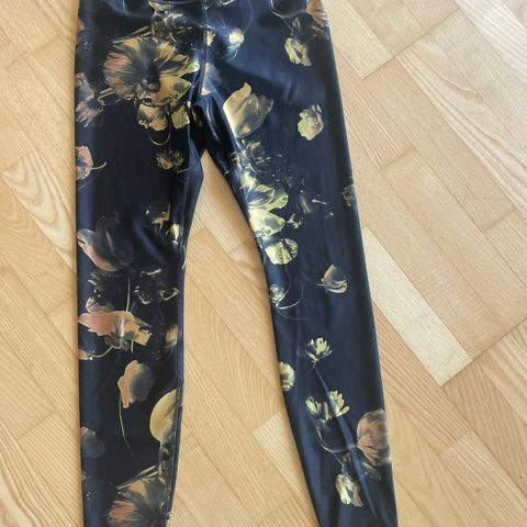 Kul sort tights fra Nike strl M med gult blomstrete mønster