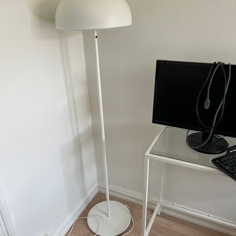 Hvit stålampe fra Ikea