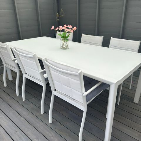 Nydelig hvitt spisebord m/6 stoler