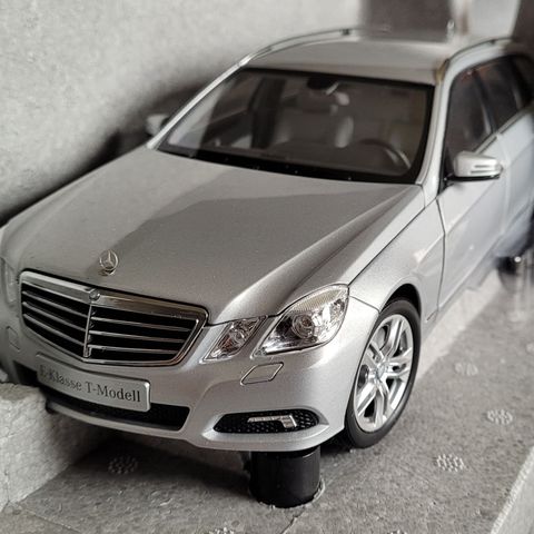 Mercedes Benz E Klasse T Modell - Dealer Edition - 1:18