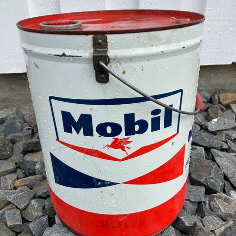 Mobil 25 liter oljekanne med Pegasus