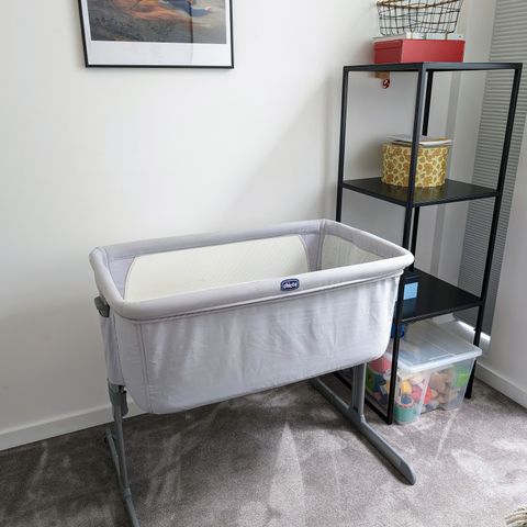 Chicco Next2Me Bedside Crib - alltid brukt med beskyttelseslaken