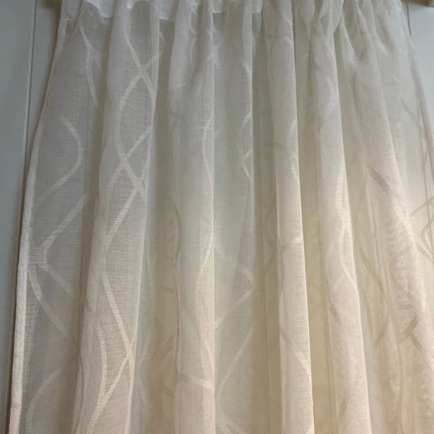 Lette gardiner med printet mønster