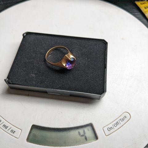 Eldre gull ring med lilla sten 14 K
