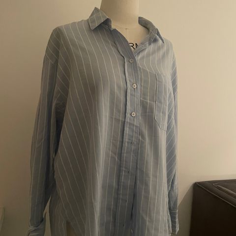 Lys blå stripet skjorte fra Mango strl L