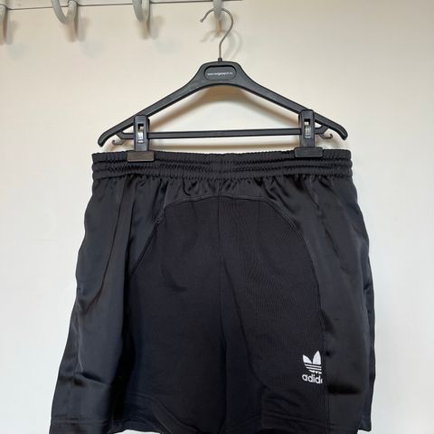 Adidas treningsshorts str L