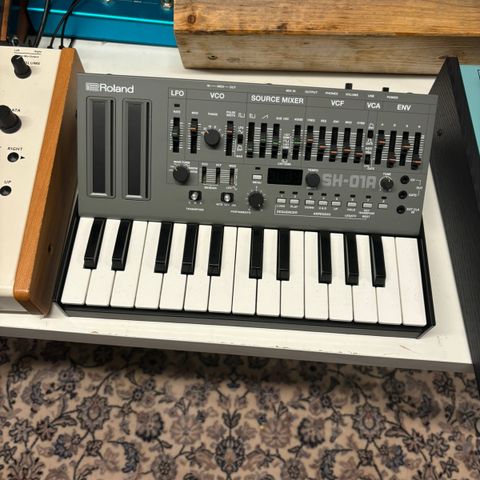 Roland SH-01A (cover + keyboard)