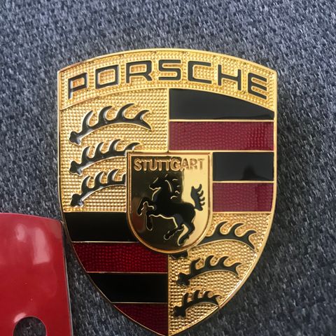 Porsche emblem panser