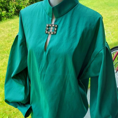 NY - Nydelig grønn bunadskjorte i silke. Ca str 38-42/44