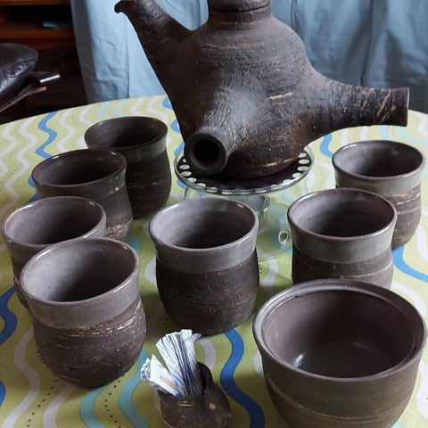 Teservise laget av keramiker