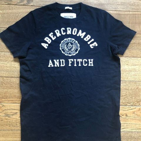 Som ny! Knapt brukt Abercrombie & Fitch marineblå t- skjorte str M