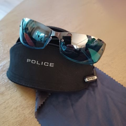 Strøkene 10- 15 år gamle Police solbriller.