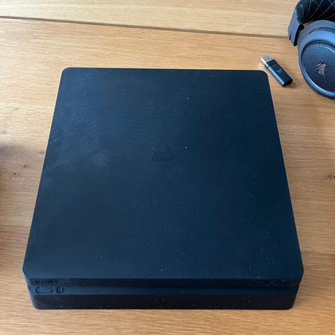 PS4 slim inkl konsoller, headsett og 10 spill