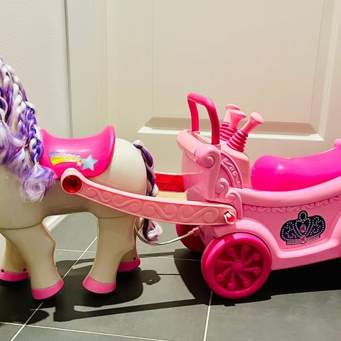 Vogn og Hest Prinsesse Elektrisk Ridetur! Kjøpt fra Hamleys!