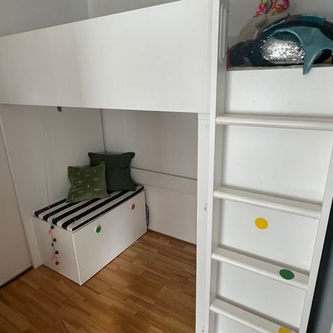 Småstad loftsseng/høy seng med skap fra IKEA