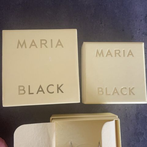 Fine øredobber fra Maria Black, ubrukt i originaleske