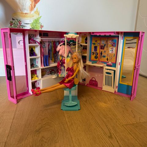 Barbie garderobe og ambulansen