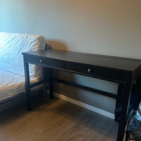 Hemnes skrivebord IKEA - mørk brun / svart