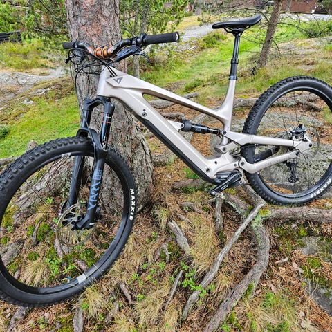 YT Industries Decoy 29 Core 2, Karbon ramme, Shimano SP8 motor. `22 modell