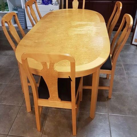Vakkert spisebord med 6 stoler i masurbjørk.