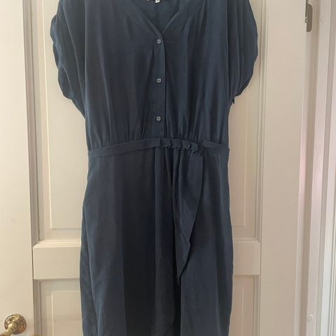 Blå kjole fra Donna, strikk i livet og belte medfølger strl 38