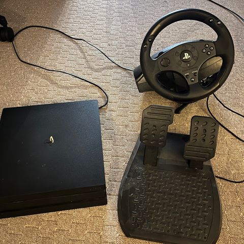 PlayStation 4 med ratt og pedaler