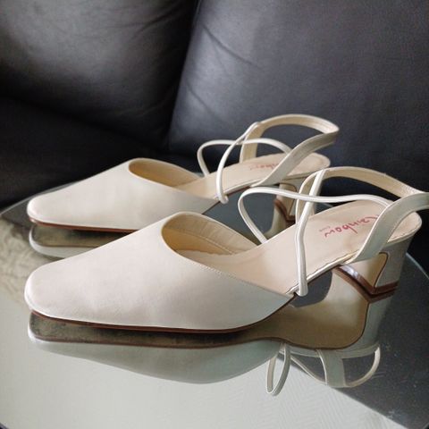 Flotte og gode sko til bruden i fargen Ivory Satin.