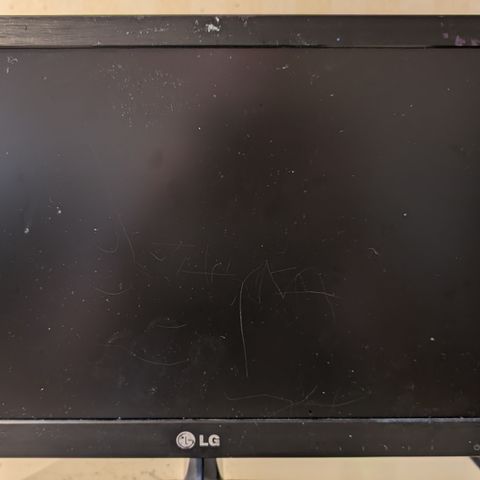 Selger en gammel LCD skjerm fra LG