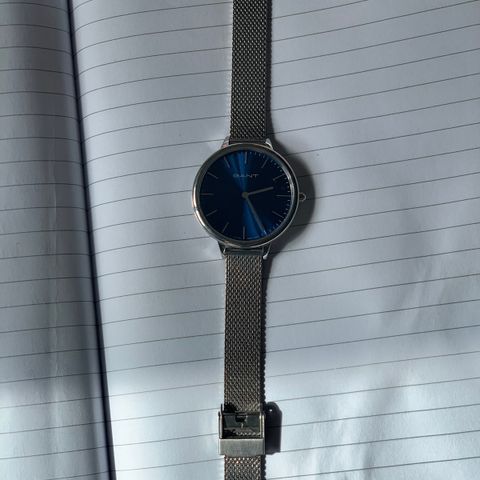 Nydelig klokke av merket Gant, spesiell blåfarge.