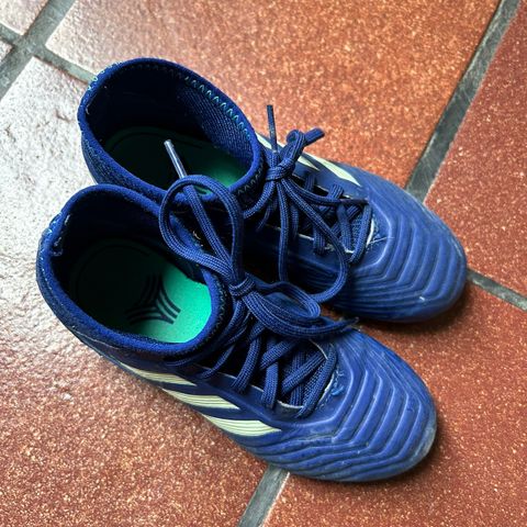 Adidas fotballsko str 32