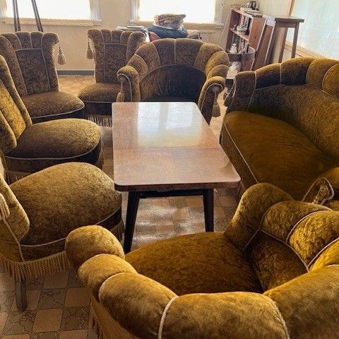 Antikk sofagruppe til salgs