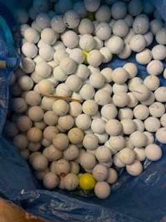 Golfballer selges, stort utvalg