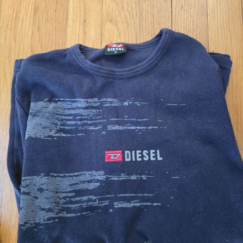 To gensere selges. Diesel og Jack and Jones