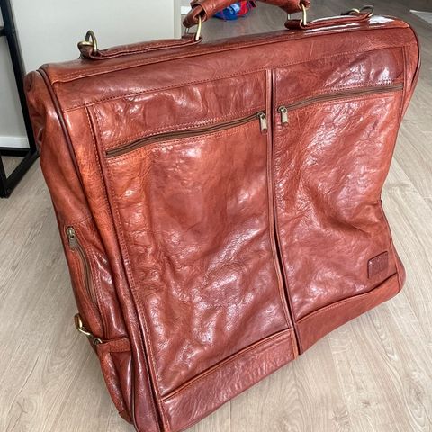 Chivago dresspose i skinn (Suit carrier / Garment bag)