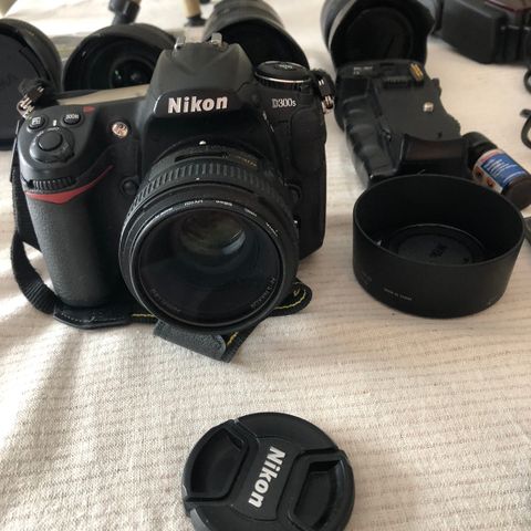 Digitalt Nikonkamera med utstyr