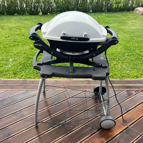 Weber Q140 med stativ og trekk