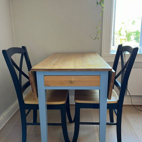 Koselig bord og to stoler