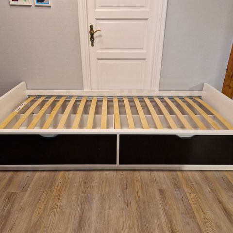 Ikea Flaxa seng med to svarte skuffer