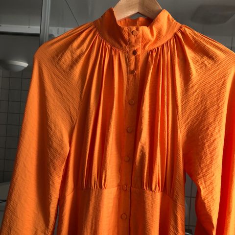 Orange kjole fra YAS