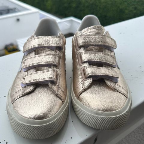 Knallkule Veja sneakers i gull, str 39